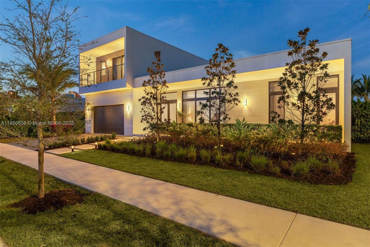 Backyard, Exterior, Facade, Modern