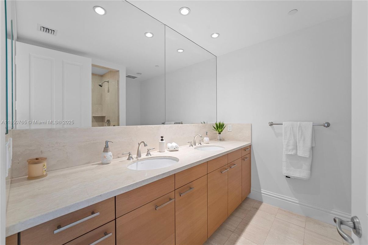 Bathroom, Dual Sink Vanities, Interior, Recessed Lighting