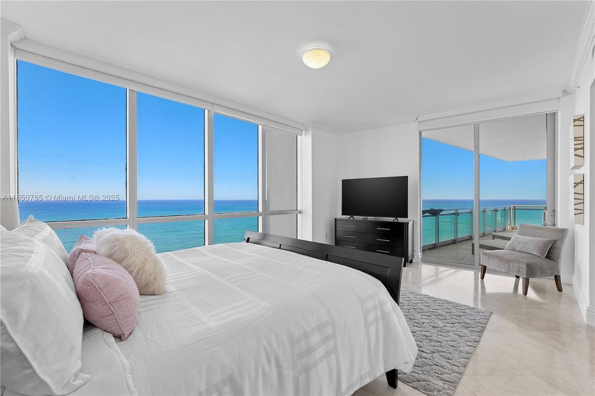 Bedroom, Interior, Water