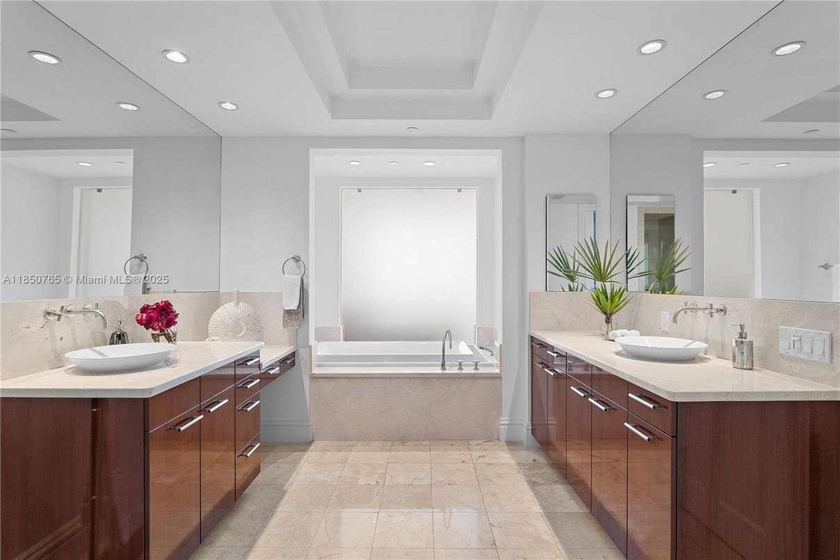 Bathroom, Dual Sink Vanities, Interior, Recessed Lighting