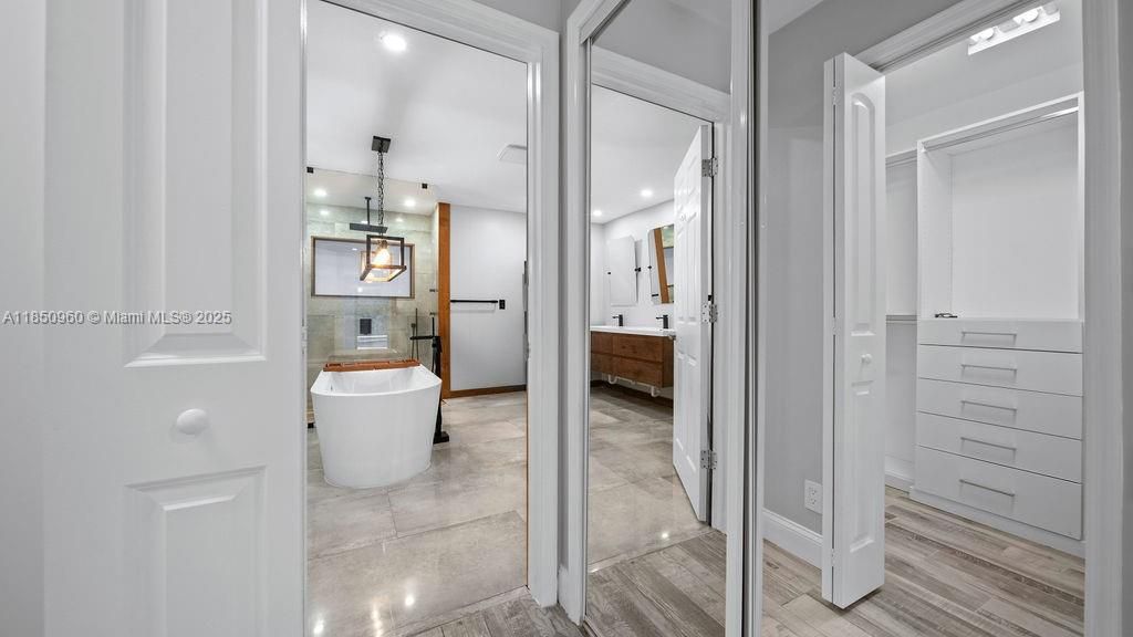 Bathroom, Free Standing Baths, Interior, Pendant Lights, Recessed Lighting