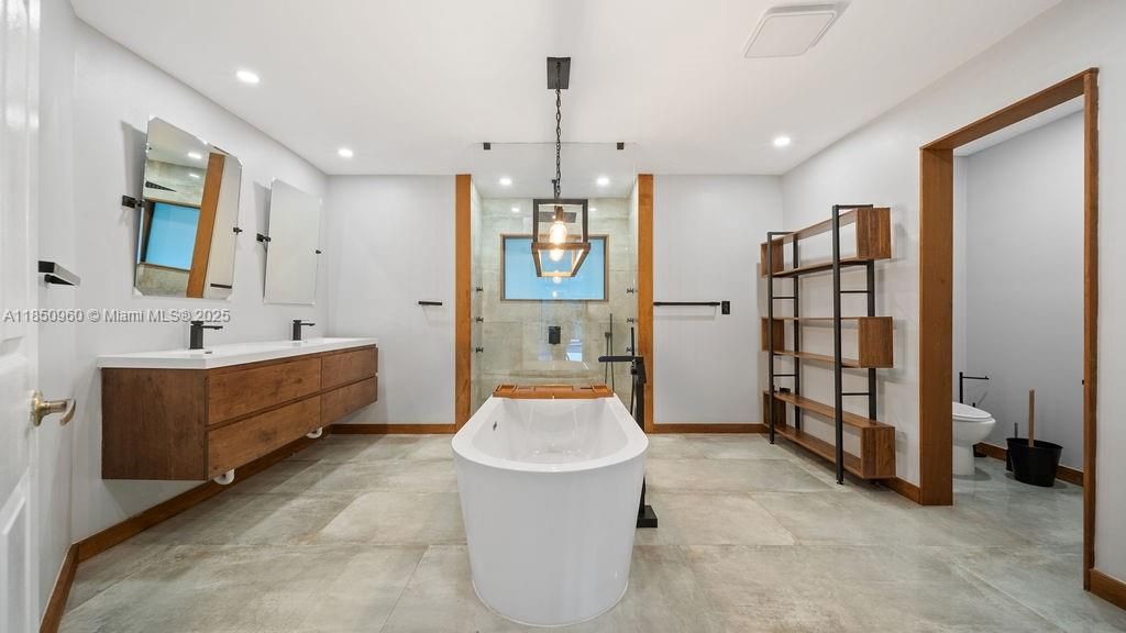 Bathroom, Dual Sink Vanities, Free Standing Baths, Interior, Pendant Lights, Recessed Lighting