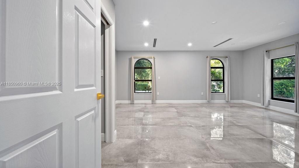 Empty room, Interior, Recessed Lighting