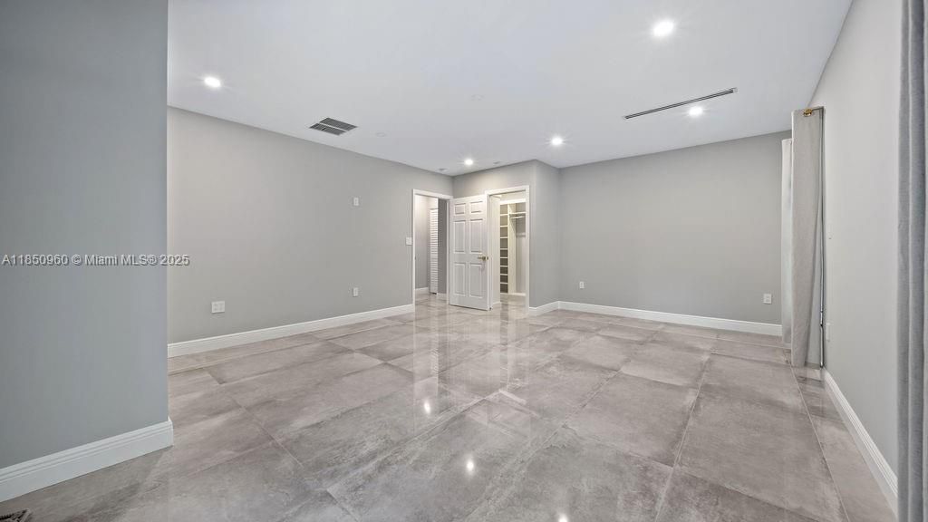 Empty room, Interior, Recessed Lighting