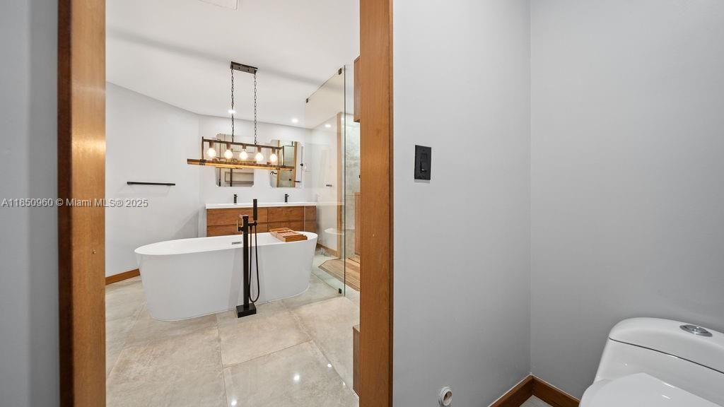 Bathroom, Free Standing Baths, Interior, Pendant Lights