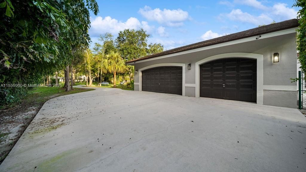 Detached Garage, Exterior