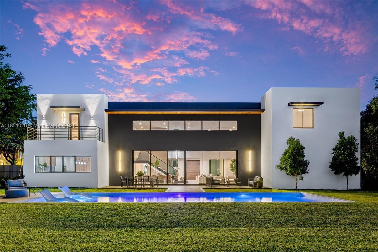 Backyard, Exterior, Facade, Pool, Modern