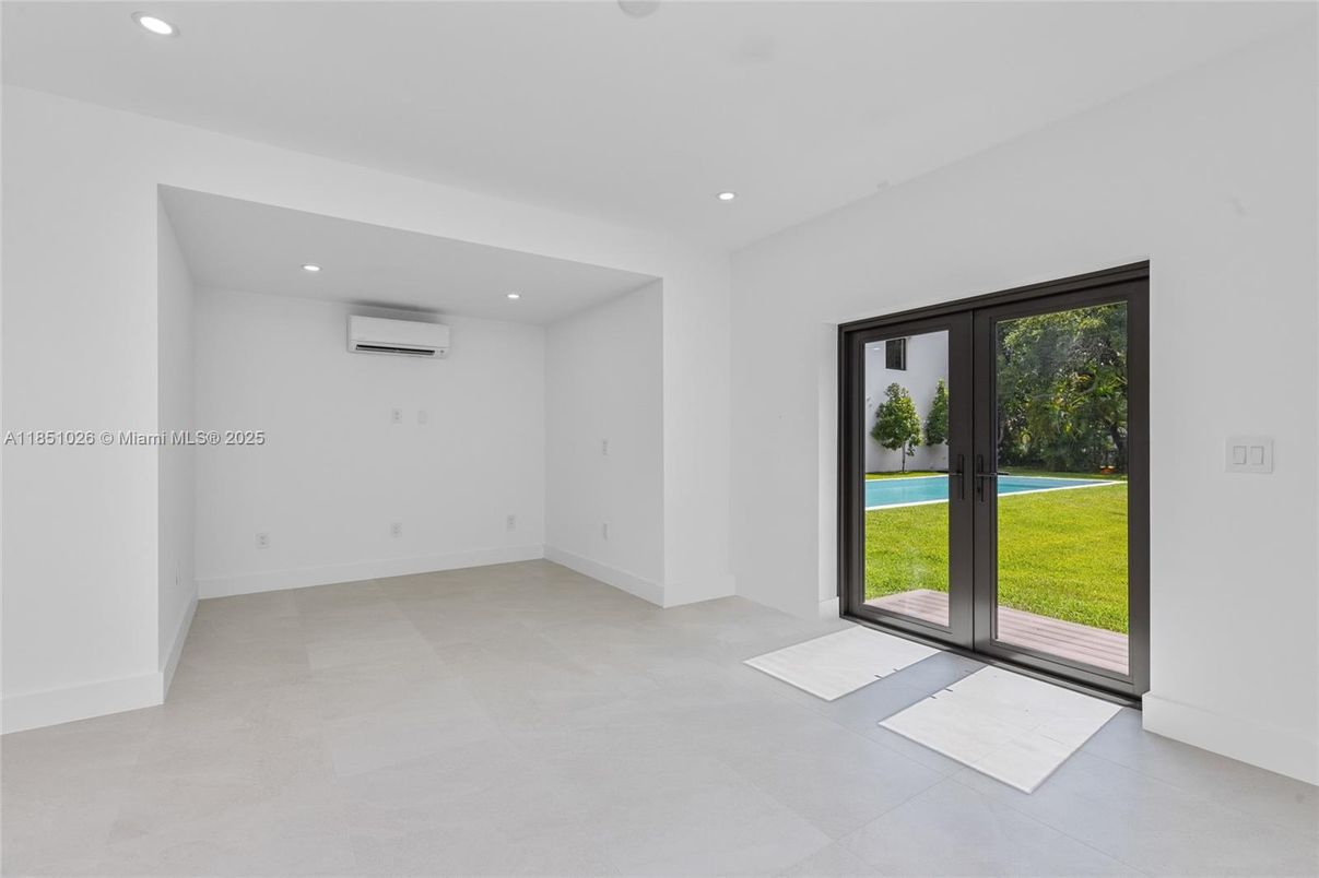 Empty room, Interior, Recessed Lighting