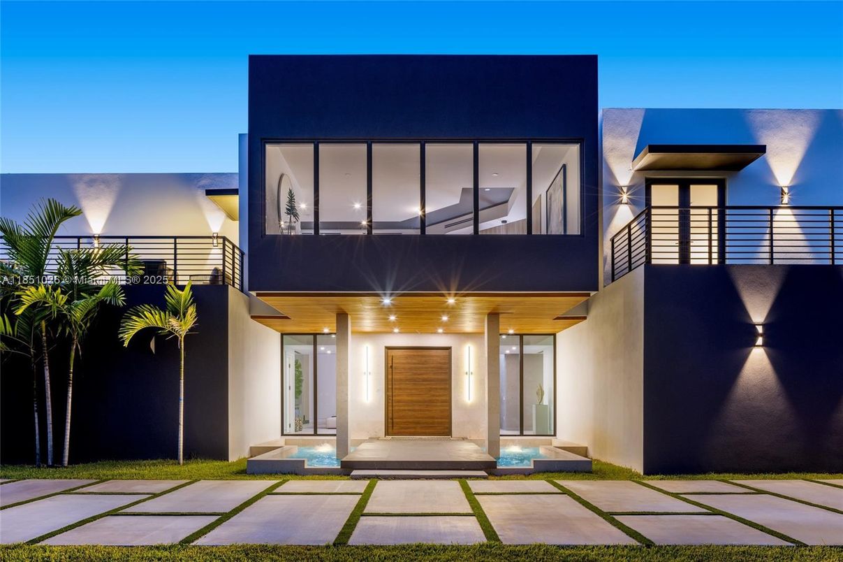 Exterior, Facade, Modern