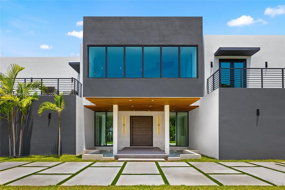 Exterior, Facade, Modern