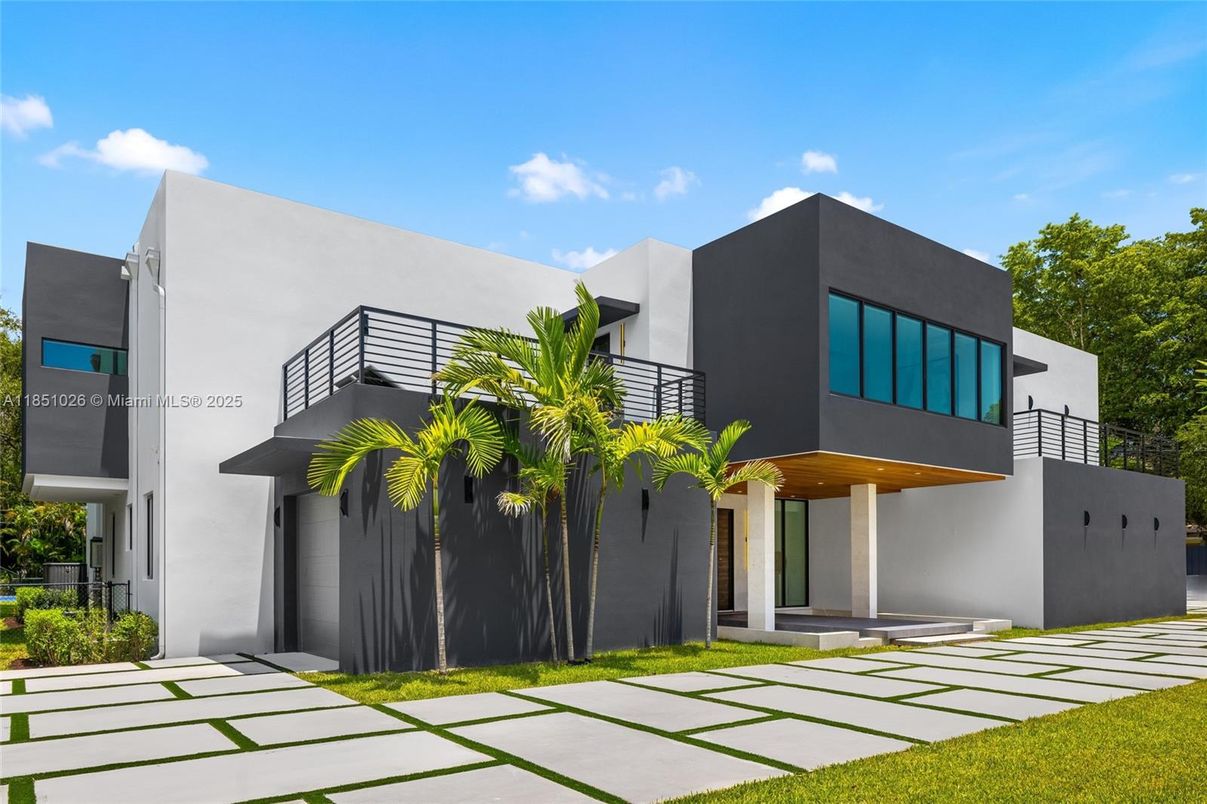 Backyard, Exterior, Facade, Modern