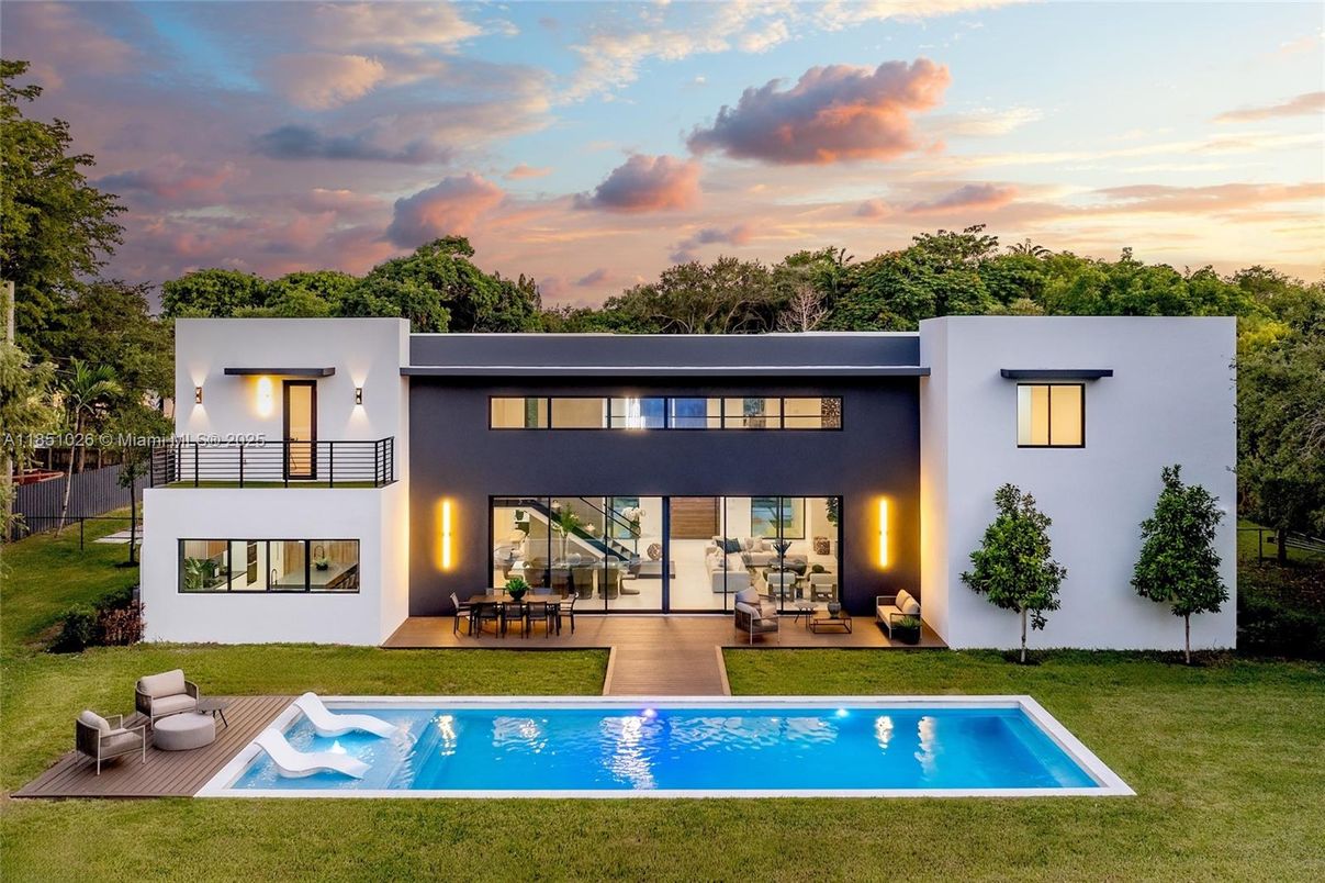 Backyard, Exterior, Facade, Pool, Modern
