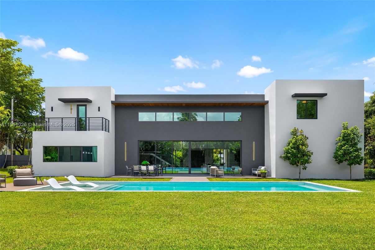Backyard, Exterior, Facade, Pool, Modern