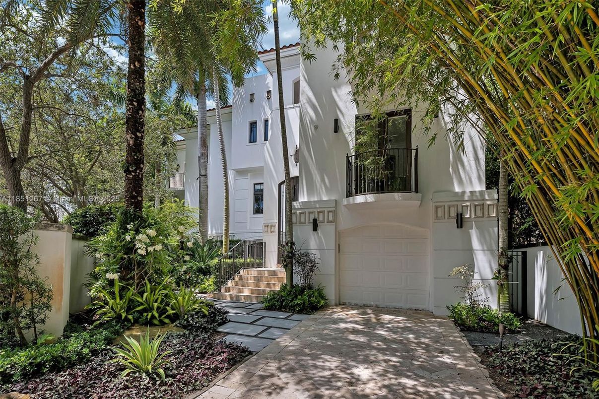 Attached, Exterior, Facade, Spanish Mediterranean