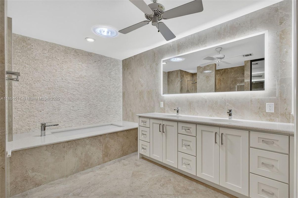 Bathroom, Dual Sink Vanities, Interior, Recessed Lighting