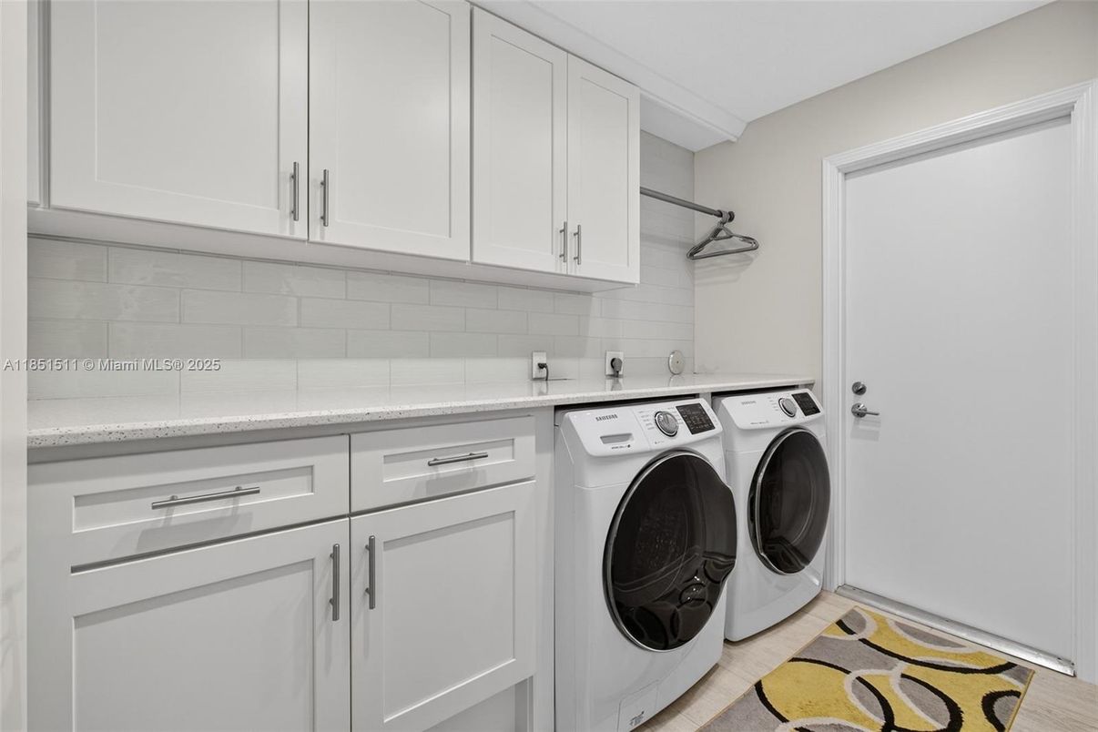 Interior, Washer, Wood Texture Flooring