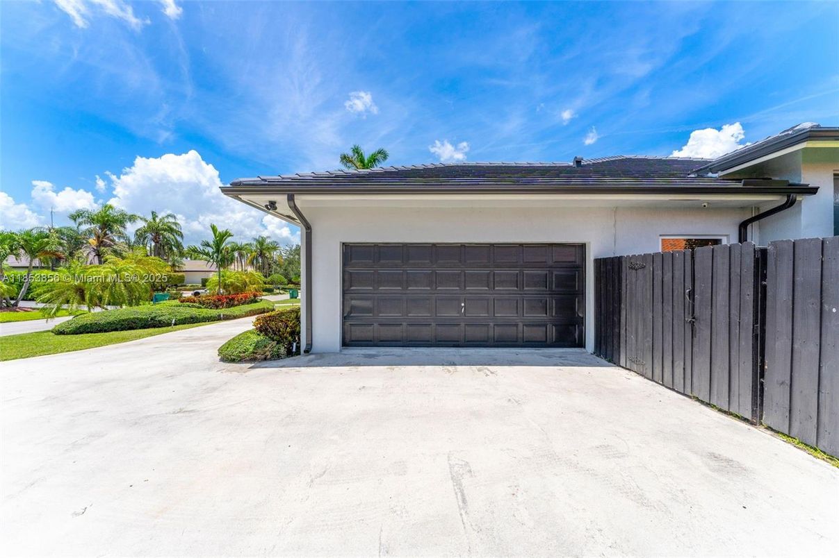 Detached Garage, Exterior