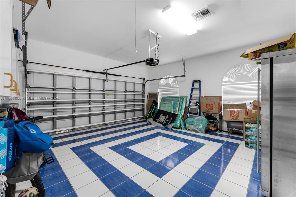 Garage, Interior