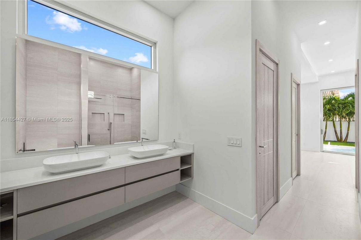 Bathroom, Dual Sink Vanities, Interior, Recessed Lighting
