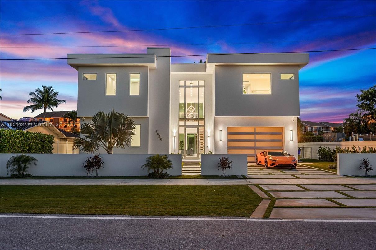 Attached, Exterior, Facade, Modern