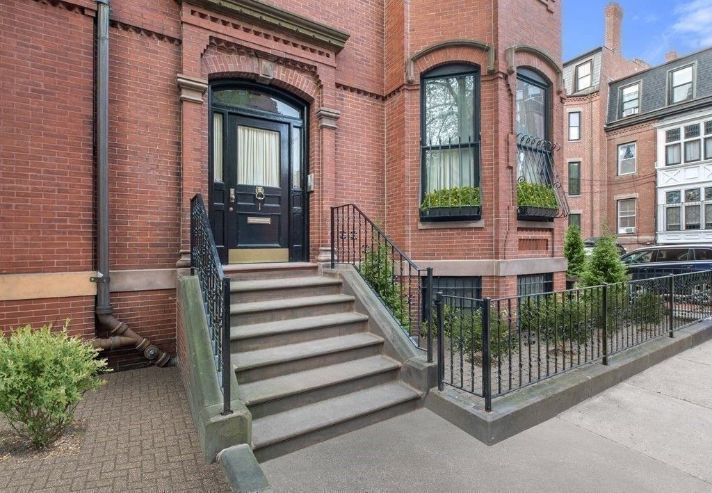 Exterior, Facade, Brick Facade, Rowhouse