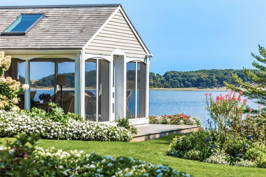 Exterior, Lake