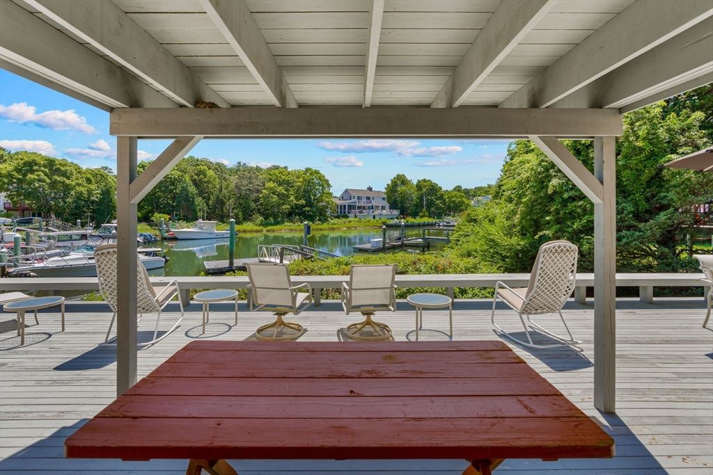 Exterior, Lake
