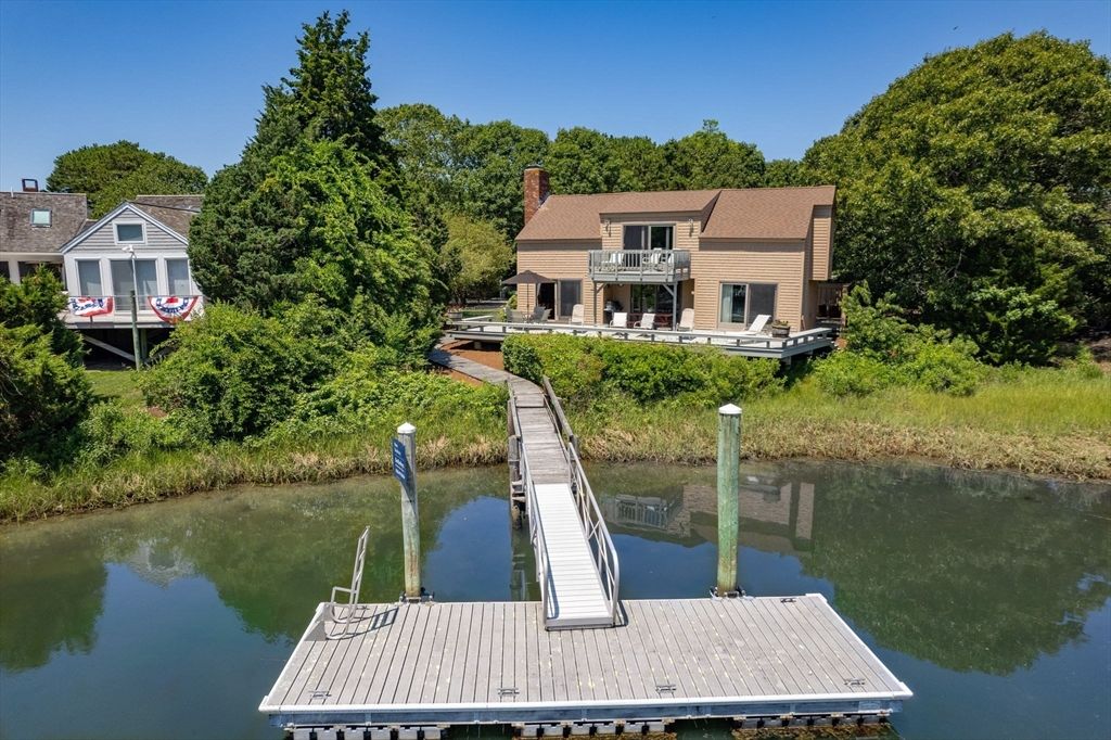 Exterior, Lake