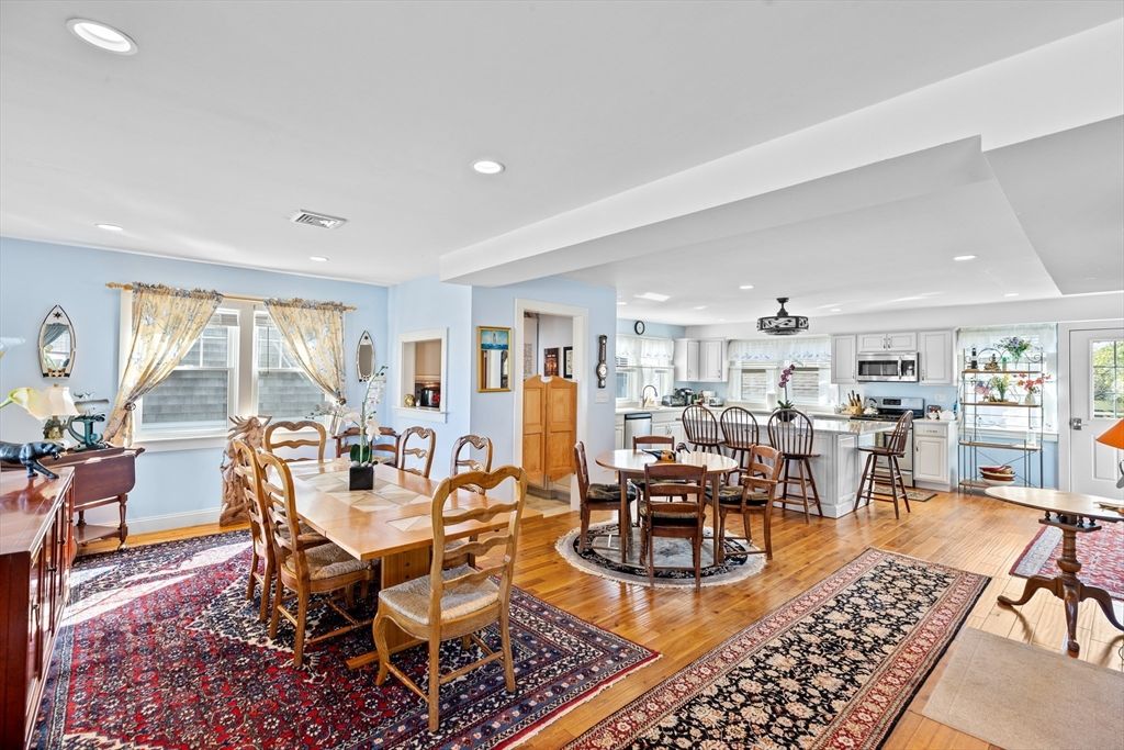 Dining room, Interior, Kitchen, Recessed Lighting, Wood Texture Flooring