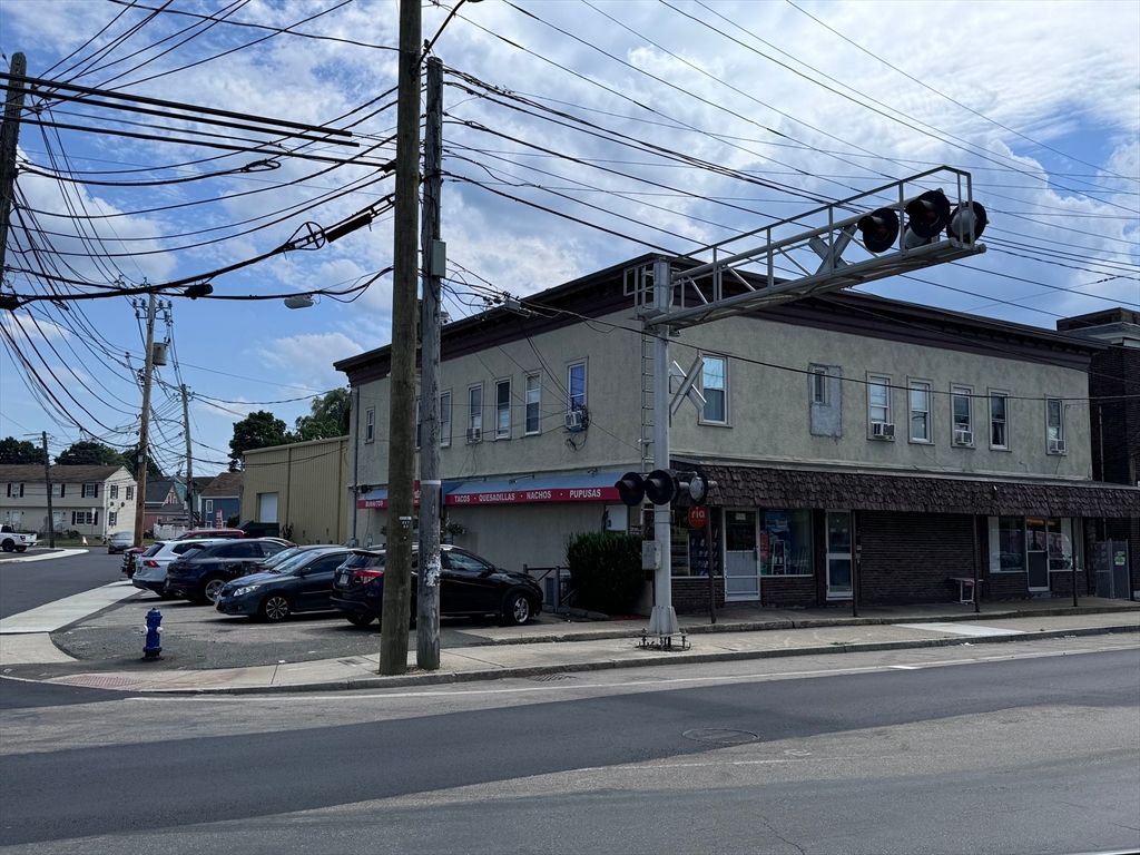 Exterior, Facade, Rowhouse