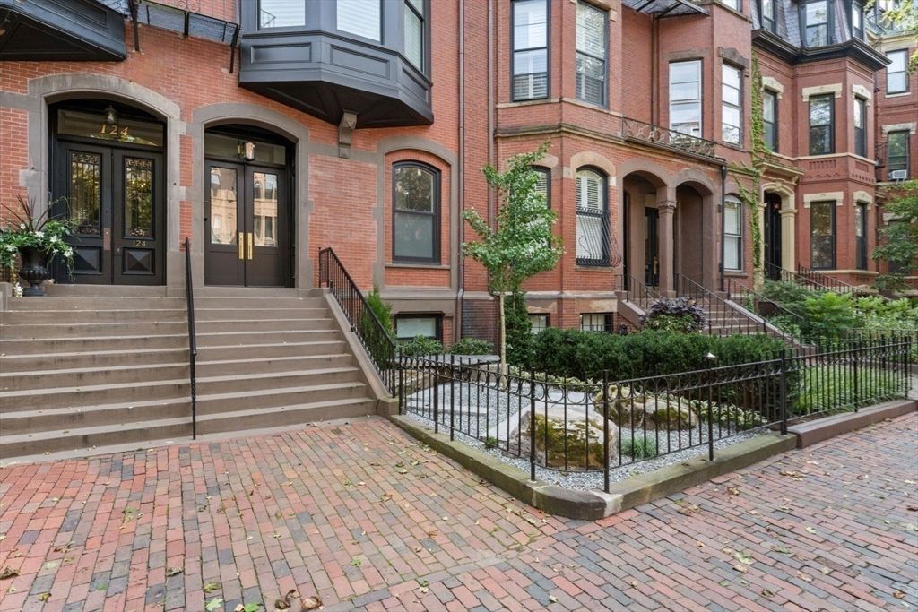 Exterior, Facade, Brick Facade, Rowhouse