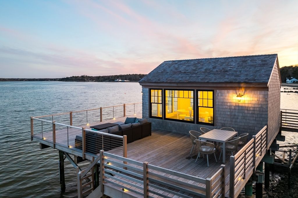 Exterior, Lake