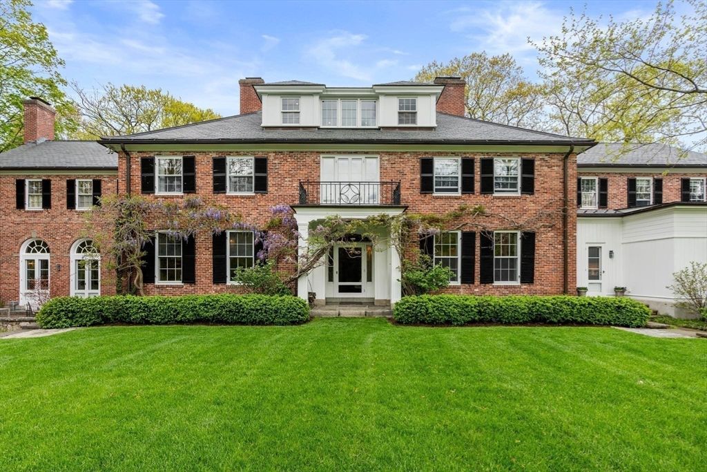 Exterior, Facade, Brick Facade, Georgian