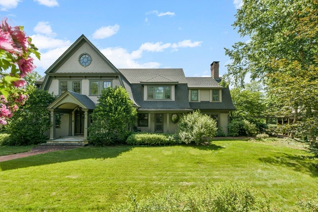 Backyard, Exterior, Facade, Queen Anne Victorian