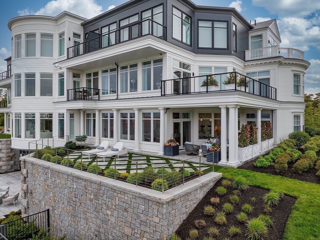 Exterior, Facade, Rowhouse