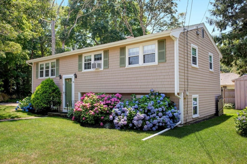 Exterior, Facade, Raised Ranch