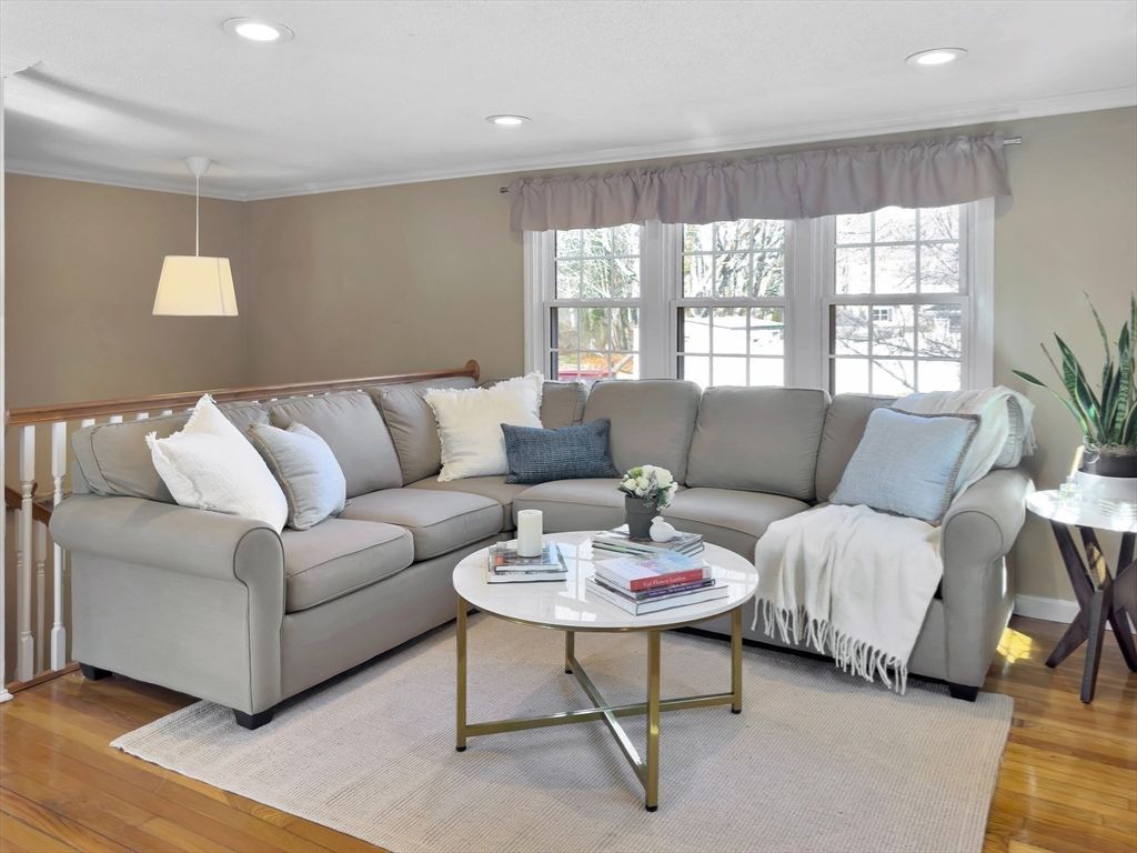 Interior, Living room, Pendant Lights, Recessed Lighting, Wood Texture Flooring