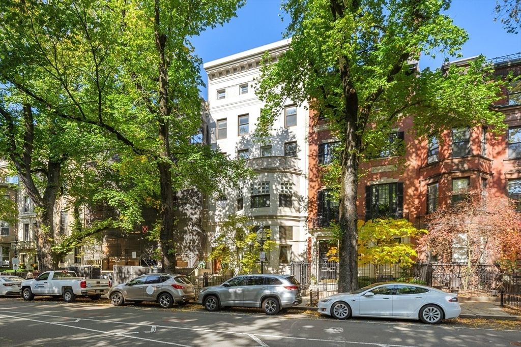 Exterior, Facade, Brick Facade, Rowhouse