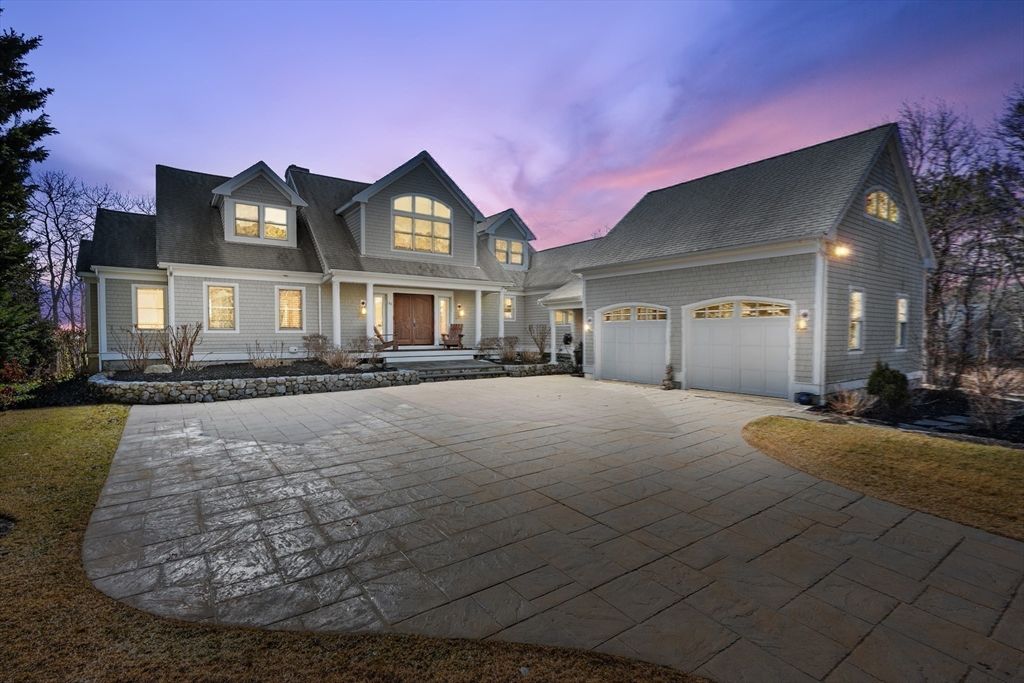 Attached, Exterior, Facade, Cape Cod