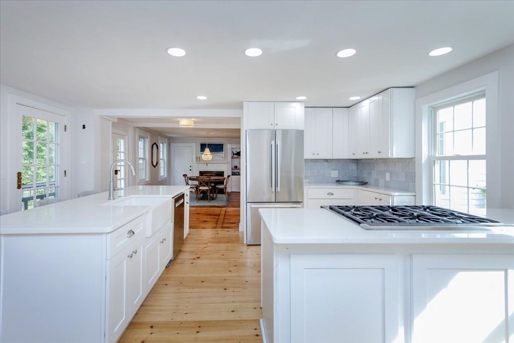 Dining room, Interior, Kitchen, Recessed Lighting, Stainless Steel Appliances, Wood Texture Flooring