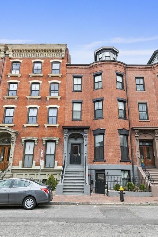 Exterior, Facade, Brick Facade, Rowhouse
