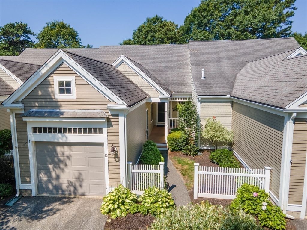 Attached, Exterior, Facade, American Craftsman