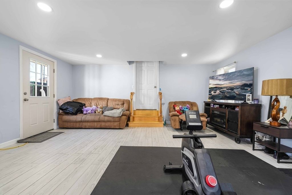 Fitness Equipment, Interior, Recessed Lighting, Wood Texture Flooring