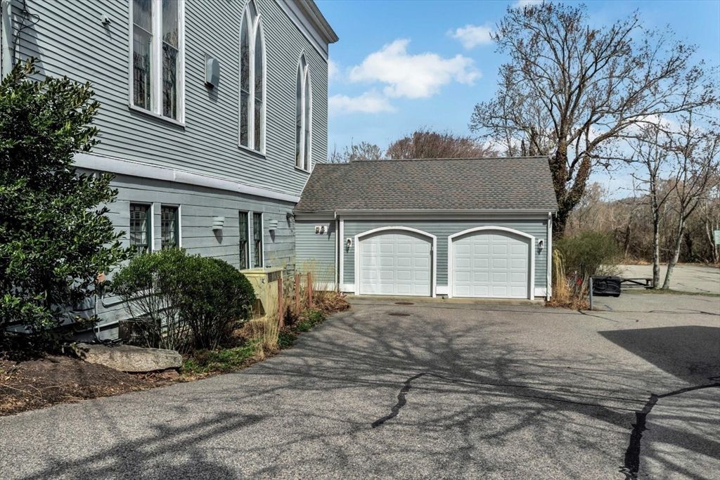 Attached, Exterior, Facade, Cape Cod