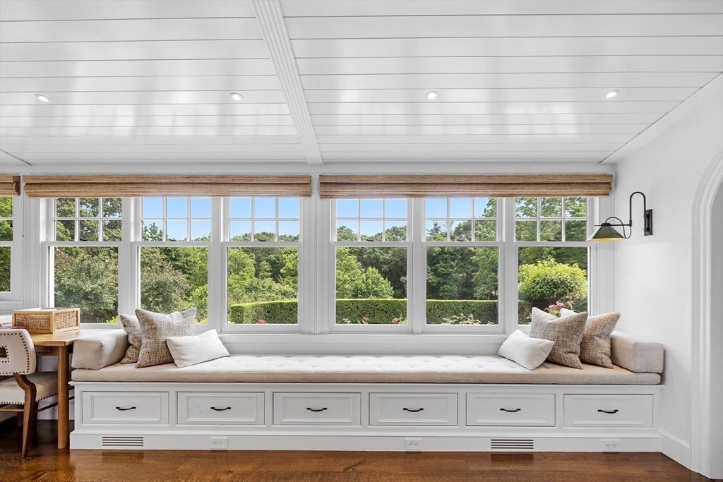 Interior, Recessed Lighting, Sun Room, Wood Texture Flooring
