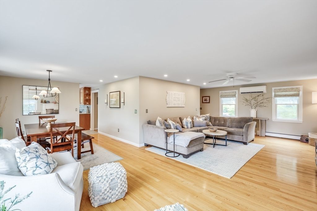 Dining room, Interior, Living room, Pendant Lights, Recessed Lighting, Wood Texture Flooring