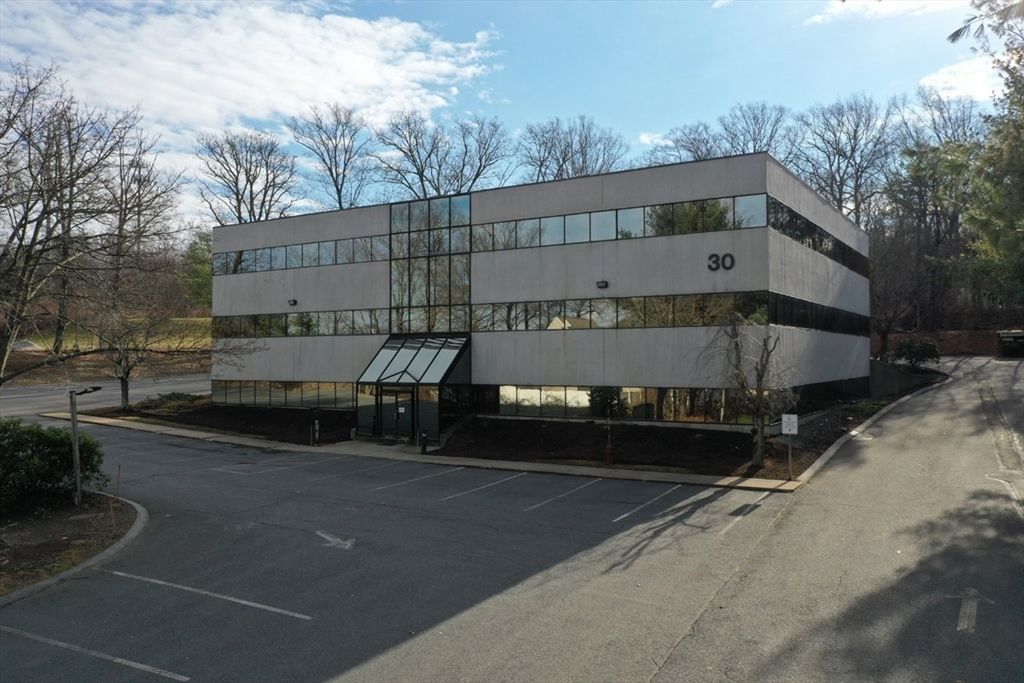 Exterior, Facade, Modern