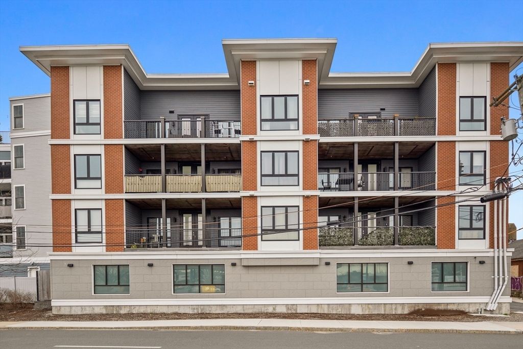 Exterior, Facade, Brick Facade, Rowhouse