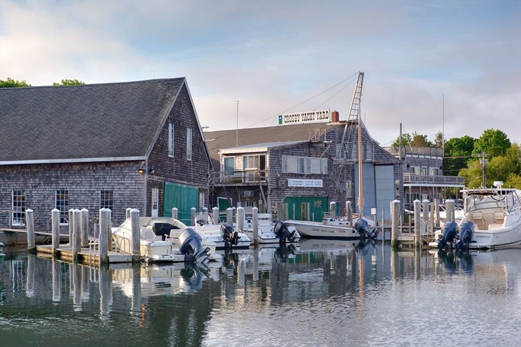 Exterior, Lake