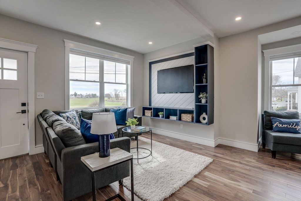 Interior, Living room, Recessed Lighting, Wood Texture Flooring